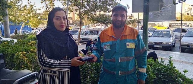 پاکبان پاکدست مشهدی کیف حاوی سکه طلا و مدارک را به صاحبش بازگرداند پاکبان پاکدست مشهدی کیف حاوی سکه طلا و مدارک را به صاحبش بازگرداند