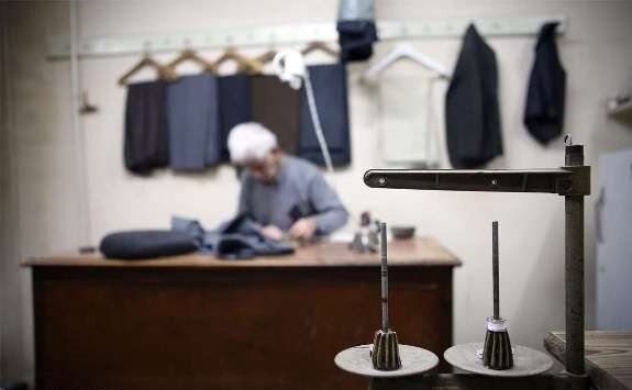 عکس از آرشیو است روایت ۸۰ سال سوزن زدن به پارچههای مشتریان