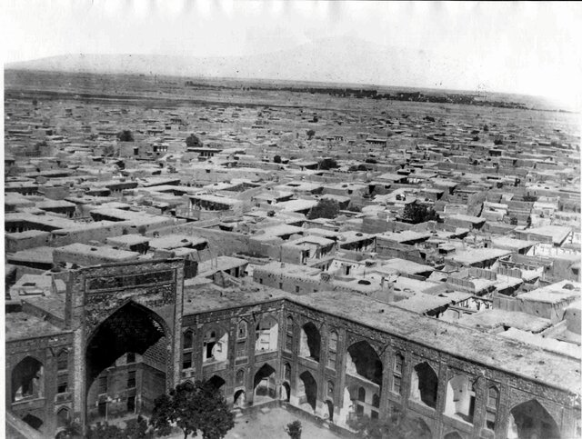 رمزگشایی از معماری حرم رضوی با تکیه بر آلبومهای عکس کاخ موزه گلستان