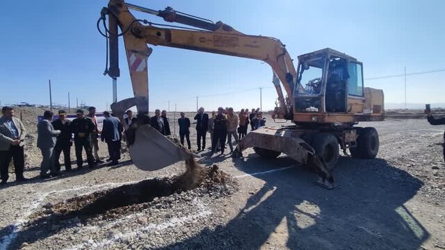 کلنگی که برای جلوگیری از آلودگی آبخوانها به زمین زده شد