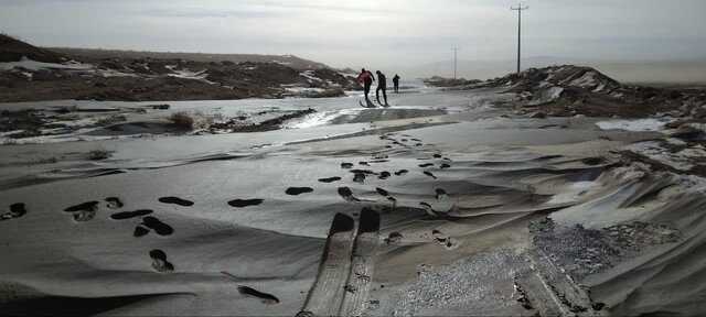 برف و کولاک همراه با طوفان شن در سرخس/برف سنگین سبب لغو قطار مسافربری و باری شد