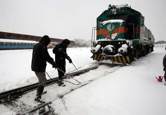 برف و کولاک همراه با طوفان شن در سرخس/ بارش برف سنگین سبب لغو قطار مسافربری و باری شد برف و کولاک همراه با طوفان شن در سرخس/ بارش برف سنگین سبب لغو قطار مسافربری و باری شد