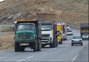 عبور کامیون‌های ترانزیتی از جاده‌ای با درجه راه روستایی