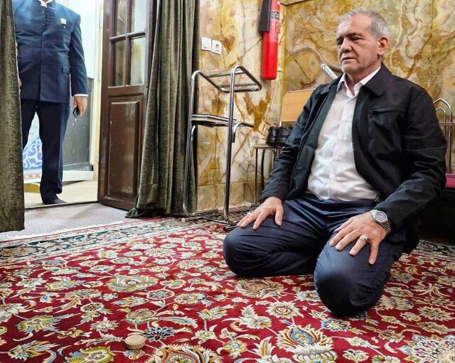 تشرف پزشکیان به حرم مطهر رضوی ع