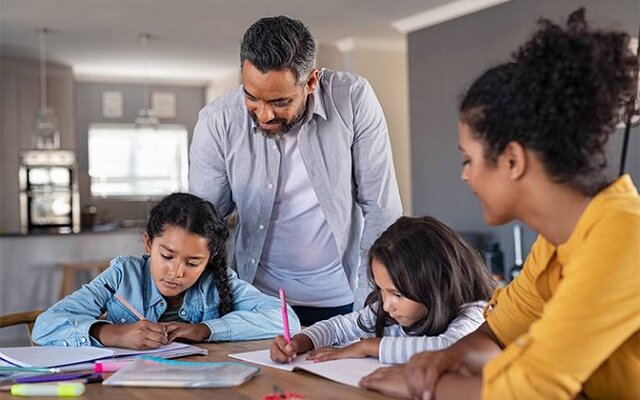 کدام والدین موفقیت تحصیلی کودک را تعیین می‌کنند؟