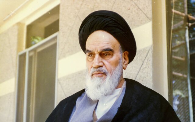 در علوم سیاسی از امام خمینی(ره) به عنوان «رهبر کاریزماتیک» یاد می‌شود