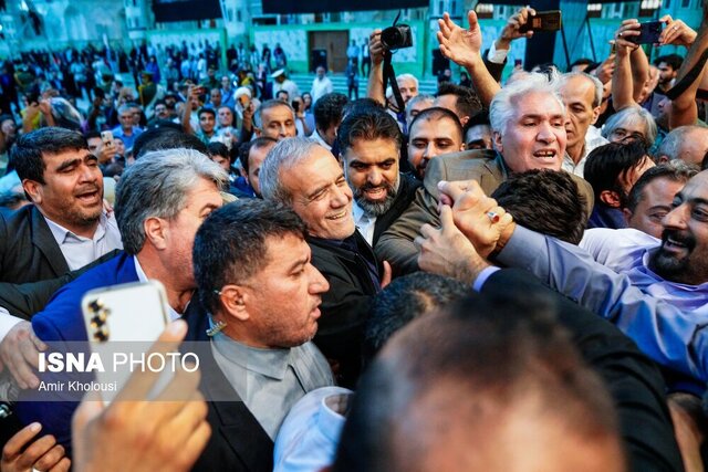 تصویری از رئیسجمهور در میان مردم پزشکیان در تلاش است «سیاست» را «انسانی» کند