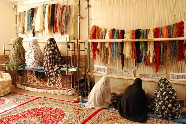 فرش دستباف روستای مرندیز به دلیل نوع بافت منحصر بفرد است