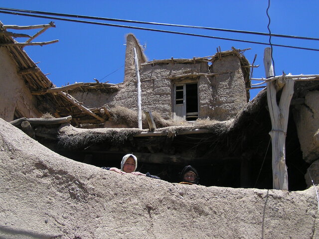 دلهره زیر سقف خانههای خشتی و گلی