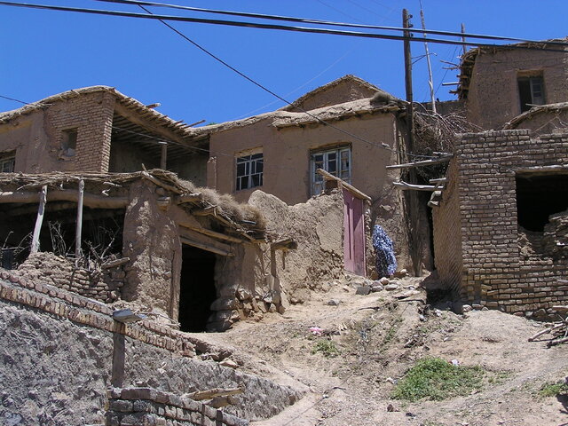 دلهره زیر سقف خانههای خشتی و گلی