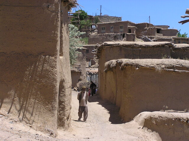 دلهره زیر سقف خانههای خشتی و گلی