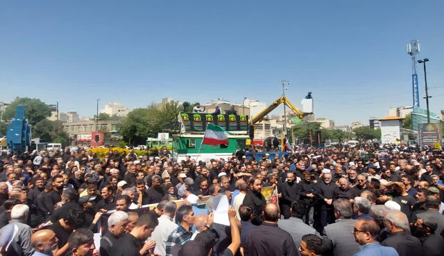 تشییع ۱۵ شهید حملات رژیم صهیونیستی بر روی دستان مردم مشهد