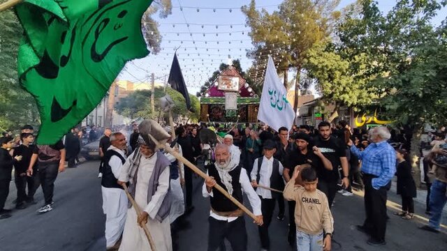 به حرکت درآوردن بزرگترین نخل در جنوب خراسان رضوی تجلی عشق و ارادت به امام حسین(ع)