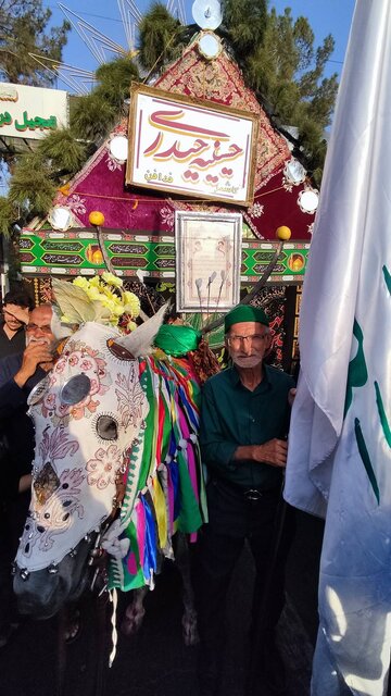 به حرکت درآوردن بزرگترین نخل در جنوب خراسان رضوی تجلی عشق و ارادت به امام حسین(ع)