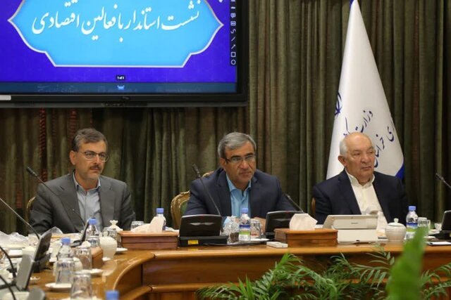 اختیار توزیع و مدیریت درآمد مازاد ارزی باید به خود استان تفویض شود اختیار توزیع و مدیریت درآمد مازاد ارزی باید به خود استان تفویض شود