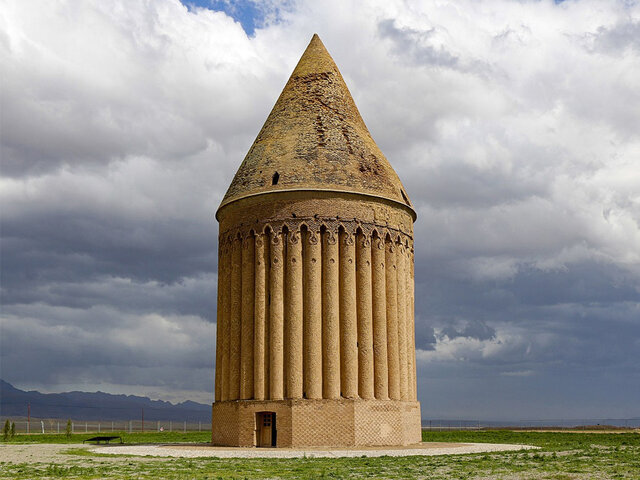برج تاریخی رادکان نمادی از تاریخ، فرهنگ و علم ایرانیان است