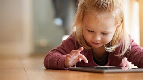 کدام بازی برای کودکان بهتر است؛ بازی در فضای باز یا بازی دیجیتال؟