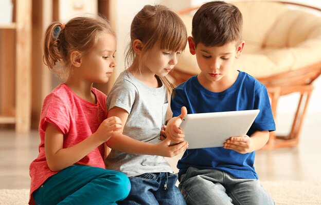 کدام بازی برای کودکان بهتر است؛ بازی در فضای باز یا بازی دیجیتال؟