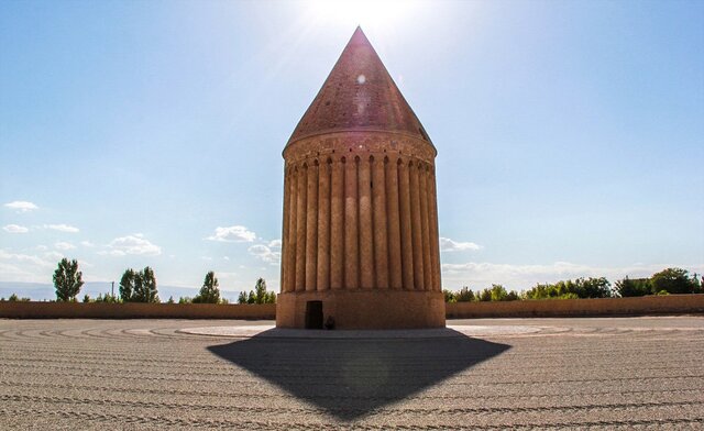 برج تاریخی رادکان، نماد هویتی و فرهنگی شهرستان چناران است برج تاریخی رادکان، نماد هویتی و فرهنگی شهرستان چناران است