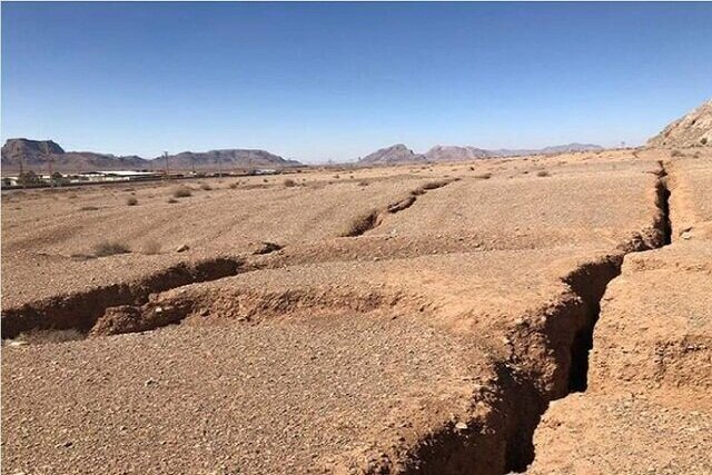 آسمان خشکیده و زمین ترک‌خورده‌ خراسان