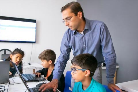 والدین کنترلگر و سختگیر باعث کاهش تمرکز فرزندان میشوند