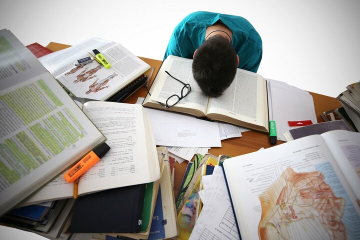 رابطه استرس مزمن و فرسودگی دانشجویان