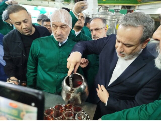 تشرف عراقچی به حرم مطهر رضوی