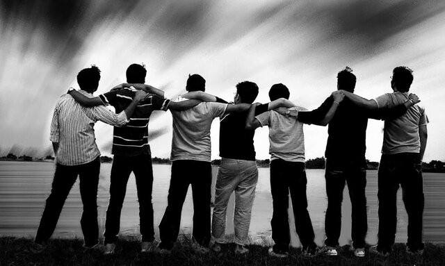 نوجوانانِ در میانه؛ روایتی از نسلی در کشاکش سنت و مدرنیته