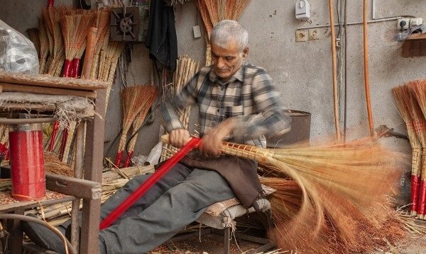 جاروبافی؛ پیشهای کهن در خراسان رضوی