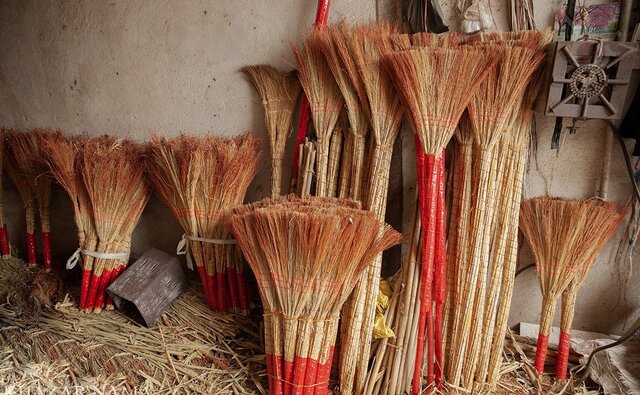 جاروبافی؛ پیشه‌ای کهن در خراسان رضوی