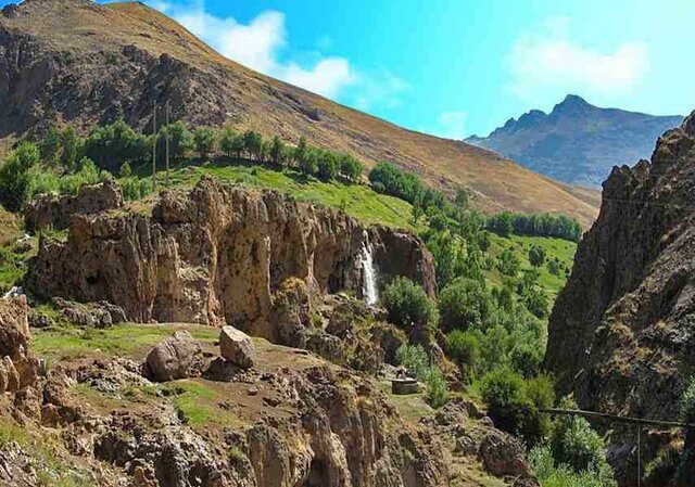 عضو شورای روستا: دانشآموزان آبگرم برای استفاده از اینترنت باید به ارتفاعات بروند