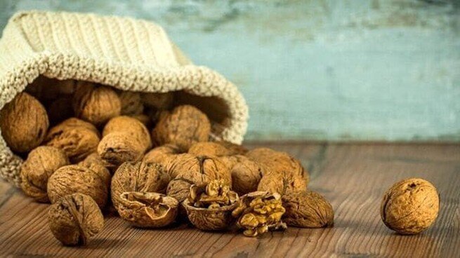 بادام، گردو یا دانه چیا کدام برای کاهش وزن و سلامت مغز مناسب‌تر است؟