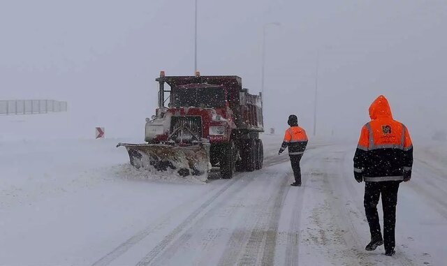 عکس آرشیوی است انسداد مسیر سربیژن به راین به دلیل بارش برف