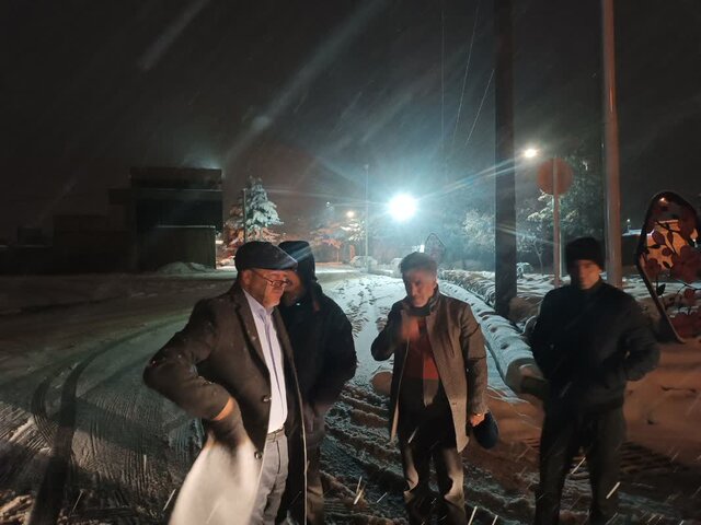 برف و کولاک ۳ جاده شهرستان فریمان را مسدود کرد/امدادرسانی به ۱۷ خودروی گرفتار در برف