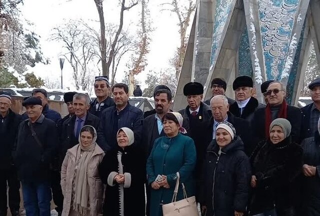 تاجیک‌ها در آرامگاه عطار و خیام اشعار پارسی خواندند