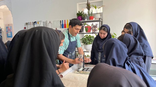 چاپ سیلک؛ هنری که میان چالشهای صنعتی و رقابت دیجیتال هنوز نفس میکشد