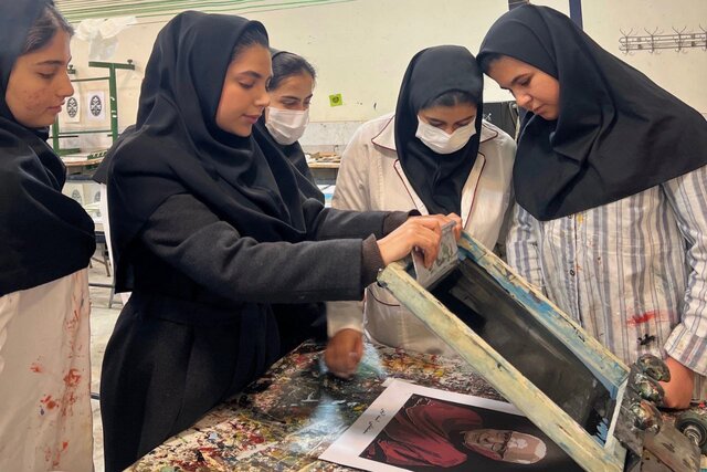 چاپ سیلک؛ هنری که میان چالشهای صنعتی و رقابت دیجیتال هنوز نفس میکشد