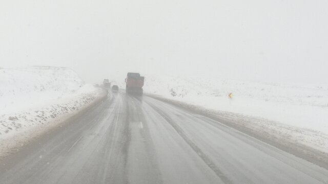 بارش برف در جاده تربت‌حیدریه به مشهد / مراقب لغزندگی جاده باشید