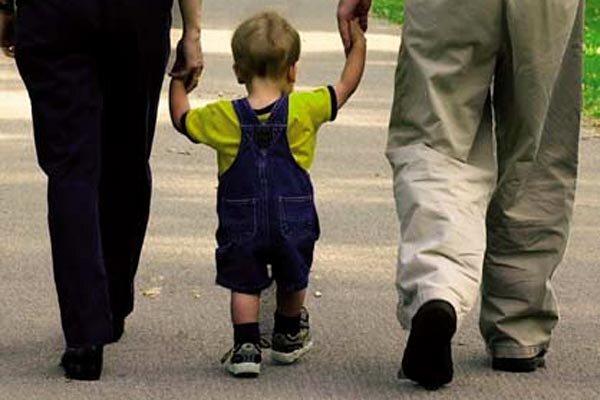 چگونه با یک رفتار هوشمندانه، پل ارتباطی با نوجوان بسازیم؟