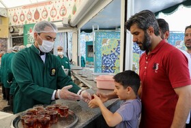توزیع روزانه ۲۰ هزار بسته افطار سبک در چایخانه‌های حرم مطهر رضوی