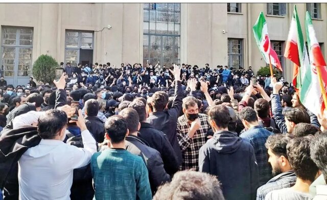 یک استاد دانشگاه: دولت به سعه صدر خود در برخورد با اعتراضات دانشجویان ادامه دهد