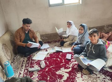 حرکت پیاده معلم در دل باران و سیلاب برای رسیدن به دانش‌آموزان