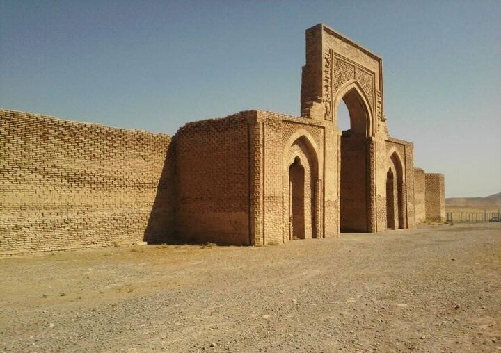رباط شرف، شاهکار آجر و تاریخ در کویر