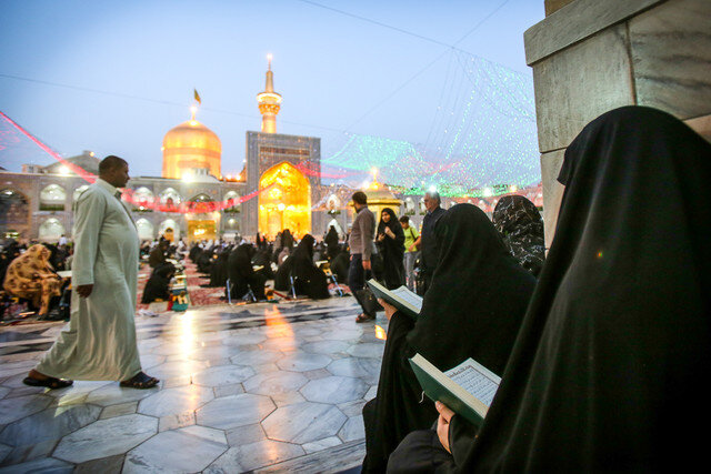 توزیع ۳۳۰ هزار جلد کتب ادعیه دعای عرفه در حرم مطهر رضوی