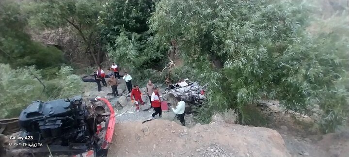 ۶ کشته و ۲۲ مصدوم در سقوط مینی‌بوس مسیر کاشمر به کوهسرخ به دره