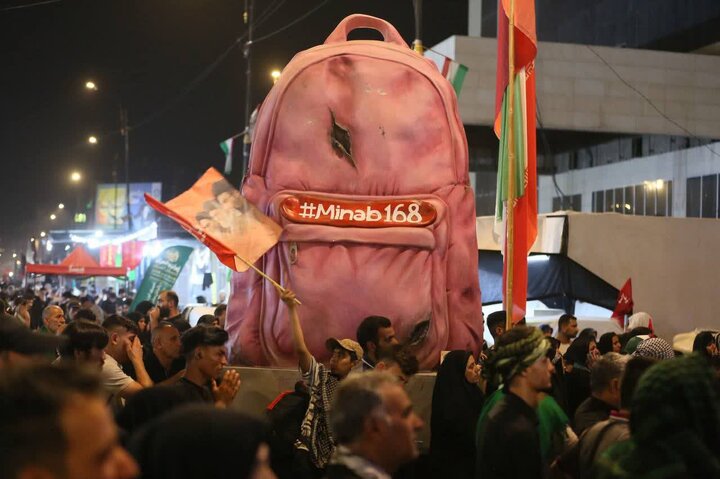 نصب المان «کوله‌پشتی صورتی» به یاد کودکان شهید میناب در نجف