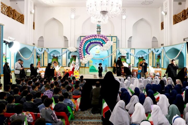 زنگ شکوفه‌ها در جوار بارگاه منور رضوی نواخته شد/بیش از ۱۰۰ هزار دانش آموز کلاس اولی