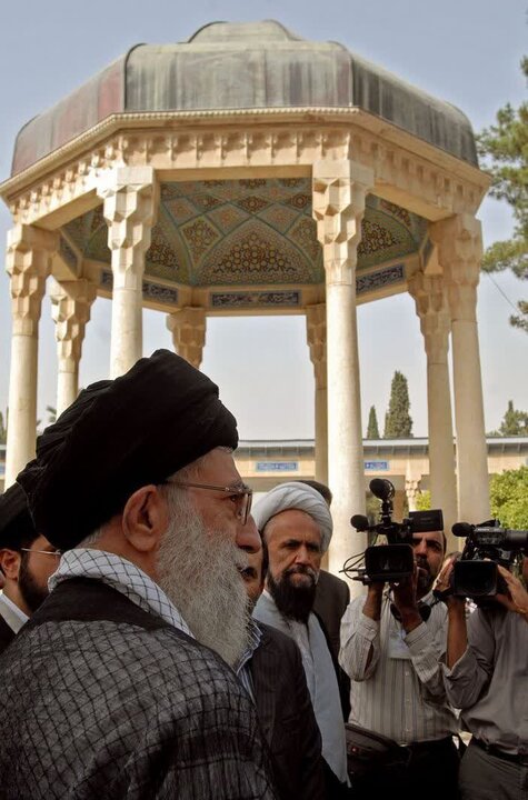 نسخه خطی دیوان حافظ اهدایی رهبر شهید رونمایی شد