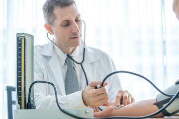 فشار خون طبیعی در مطب خطر زمین‌ خوردن را پنهان می‌کند