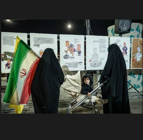 روایت جنگ با زبان کاریکاتور در میدانهای مشهد
